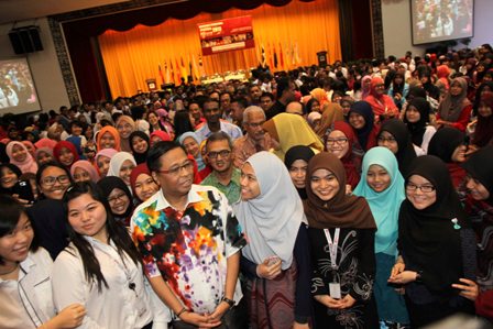 Agriculture and Agro-based Industries Minister, Dato’ Seri Ismail Sabri Yaakob with the new UPM students 