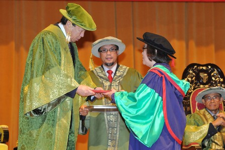 Tuanku Canselor, Sultan Sharafuddin Idris Shah  mengurniakan Anugerah Profesor Emeritus kepada Prof. Dr. Khor Geok Lin.