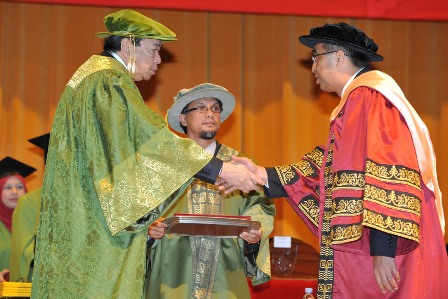 Tuanku Canselor, Sultan Sharafuddin Idris Shah  mengurniakan ijazah PhD kepada Dato Seri Panglima Mohd Salleh Said Keruak, Speaker DUN Sabah dan mantan Ketua Menteri Sabah