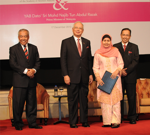 Prof. Dr Fatimah Md Yusoff (dua dari kanan) bersama Presiden Akademi Sains Malaysia (kiri) dan Perdana Menteri Malaysia (dua dari kiri)