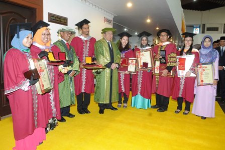 UPM Chancellor with the University Awards winners