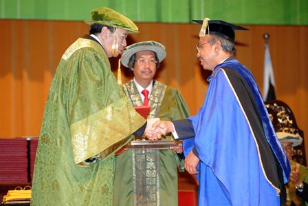 Sultan Sharafuddin mengurnikan Anugerah Profesor Emeritus kepada Dato Dr Makhdir Mardan
