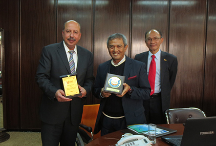 Gifts exchange between JUST President, Prof. Abdallah I. Hussein Malkawi and Prof. Dato' Mohd Fauzi Ramlan, witnessed by Prof. Mad Nasir Shamsudin