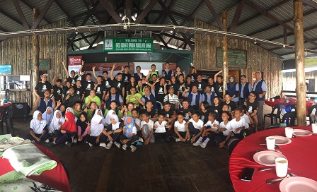 Kumpulan UPM bersama aktivis NGO dan kanak-kanak sekolah Pulau Mabul dalam program perasmian Green to Cash