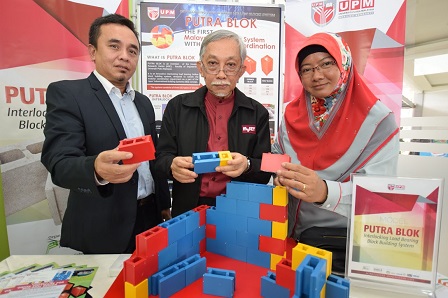 Prof Datoâ€™ Ir. Abang Abdullah (centre) holding a demonstration using Putra Blok model. 