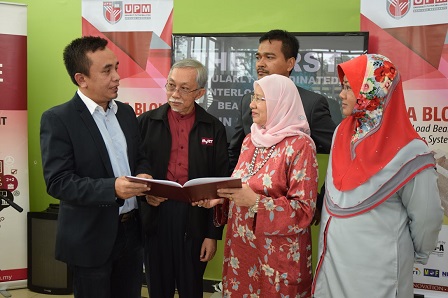 Prof. Datin Paduka Dr.Aini (second from right) exchanging MoA documents with Azhar Azwari (left) witnessed by Prof Datoâ€™ Ir. Abang Abdullah (second from left).