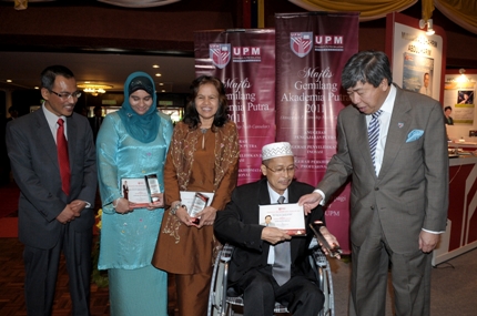 Tiga penerima Anugerah Khas Naib Canselor, dua dari kiri Prof. Madya Dr. Zeenathul Nazariah Allaudin, Prof. Dr. Fatimah Mohamed Arshad, Prof. Dato’ Dr. Yaakob Che Man, bersama Baginda Sultan 