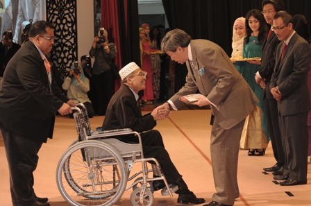 Tuanku Canselor UPM, Sultan Sharafuddin Idris Shah menyampaikan Anugerah Khas Naib Canselor kepada Prof. Dato’ Dr. Yaakob Che Man 