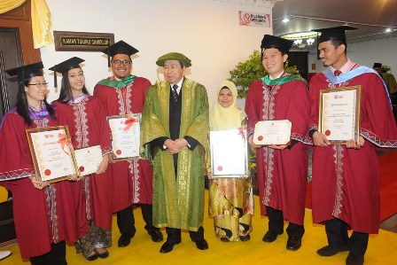 Tuanku Canselor UPM bersama lima penerima Pemenang Hadiah Universiti 