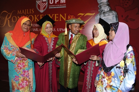 Pro Canselor UPM, Tan Sri Rozali Ismail bersama dua graduan anak peneroka FELDA dan keluarga 