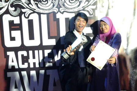 Tan Jia Siang (Left) and Farihah together with their trophy at Golden Achievement Award 2013