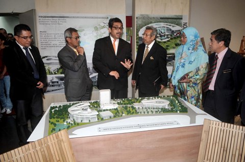 Timbalan Menteri Sains, Teknologi dan Inovasi Datuk Dr Abu Bakar Mohamad Diah ketika merasmikan penganjuran forum dan Hari Reka Bentuk Buluh 2013
