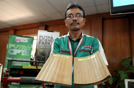 Assoc. Prof. Dr Edi Suhaimi Bakar, a researcher who is an expert in wood quality and wood machinery from the Forestry Faculty