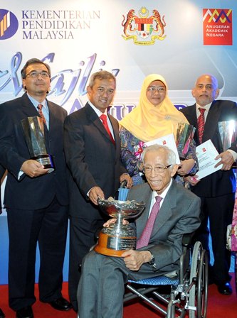 Naib Canselor bersama penerima Anugerah AAN 2013 UPM, Prof Dr. Azni bin Idris (kiri), Prof. Dr.Hajah Rahinah binti Ibrahim (dua dari kanan), Prof. Dr. Jayakaran Mukundan (kanan) & Prof. Emeritus Tan Sri Dato’ Dr. Mohd Rashdan Baba (memegang piala)