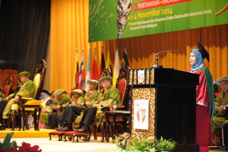 Student Representative, Anna Arina Ab. Halim, the winner of the the Chancellor Gold Medal, the Professor Emeritus Tan Sri Dr. Rashdan Baba Gold Medal and Putra Agribio Medal, giving her speech during the first session