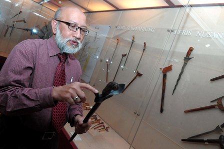 Dr Abdul Mua’ti menunjukkan antara koleksi keris yang dipamerkan di Muzium Warisan