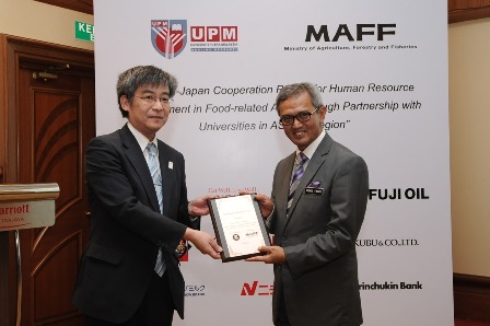 Naib Canselor UPM, Prof. Dato’ Dr. Mohd Fauzi Ramlan bersama Timbalan Ketua Delegasi, Kedutaan Jepun, Yoshinori Kodama