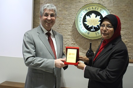 Figure 1Penasihat Kelab Al- Biruni, Dr Nor Azowa Ibrahim bersama Rektor Universiti Bursa Orhangazi,