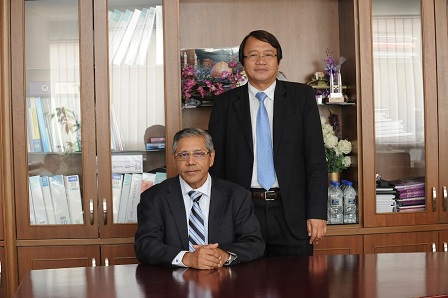 Prof Dato 'Dr Mohamed Shariff (sitting) with Prof. Dr. Mohd Hair