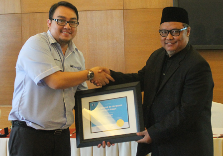 Prof Mohd Sapuan (kanan) menerima anugerah sijil Felo SAE AS dari Encik Khairil Anwar