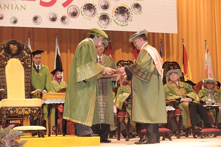 Tan Sri Syed Azman Syed Ibrahim dianugerahkan Ijazah Kehormat Doktor Kejuruteraan