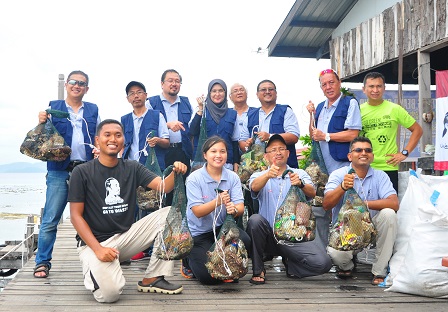 UPM team of researchers from the Faculty of Forestry, Design and Architecture Faculty and the Institute of Agricultural and Food Policy Studies collecting rubbish thrown into the sea by tourists