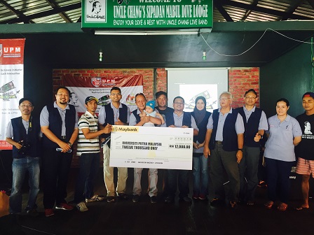 Uncle Chang’s Dive Lodge who contributed RM20,000 for the project for the first time in last January, handing over an additional contribution of RM12,000 to UPM team of researchers