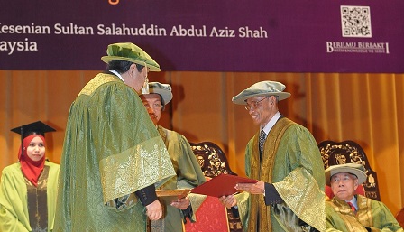 YBhg. Tan Sri Dato’ Setia Dr. Nayan Ariffin, mantan Naib Canselor Universiti Pertanian Malaysia dianugerahkan gelaran Profesor Emeritus sempena Majlis Konvokesyen ke-40 UPM