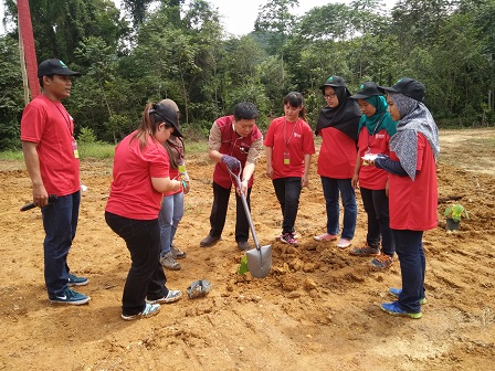 Dr. H'ng Paik San and INTROP students as well as students from the Agriculture Faculty, planting the saplings.