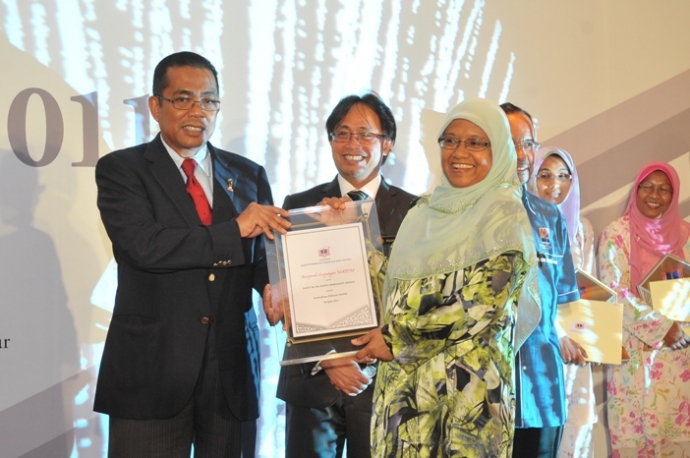 Datin Norsham Ahmad mewakili Naib Canselor UPM bagi Anugerah Sanjungan Majlis oleh MAPIM 
