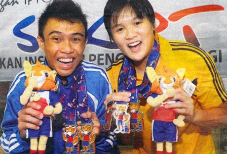 Lai Kwan (kanan) memenangi tiga pingat emas dalam acara renang SUKIPT 2012