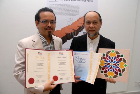 Dr. Zulkifli Muslim (kanan) dan Dr. Ahmad Rizal (kiri) bersama sijil kemenangan masing-masing