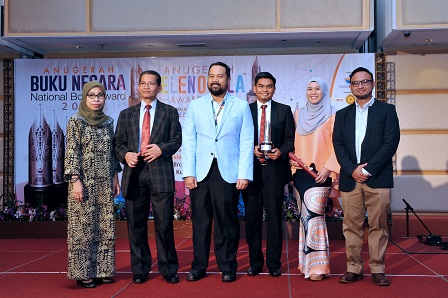Dari kiri, Penerbit UPM, Pengerusi Yayasan Buku Negara, dan penulis buku Melaka Sketching
