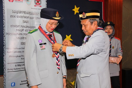 Ishak Mohd Joned memakaikan Pingat  100 Tahun Persekutuan Pengakap Malaysia Negeri Selangor kepada Prof. Datin Paduka Dr. Aini Ideris 
